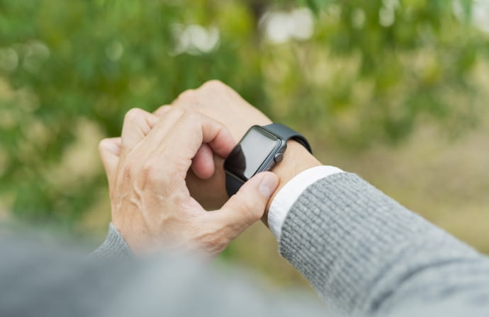 スマートウォッチを確認するが画面の文字が見えない写真