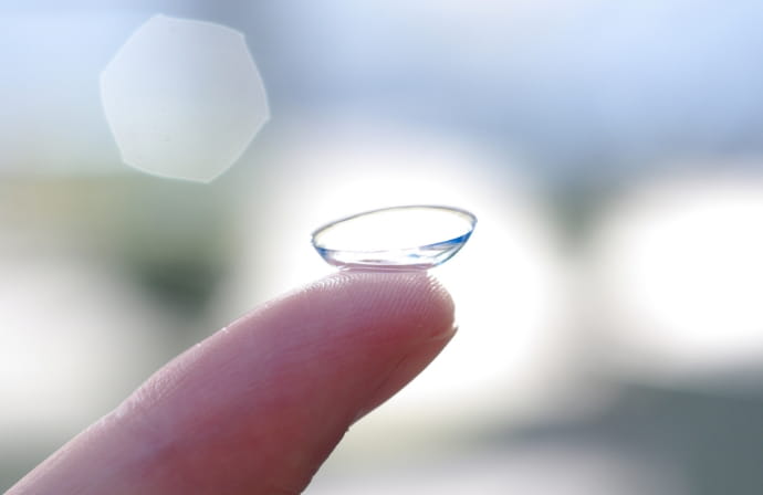 人差し指に乗せたコンタクトレンズの写真
