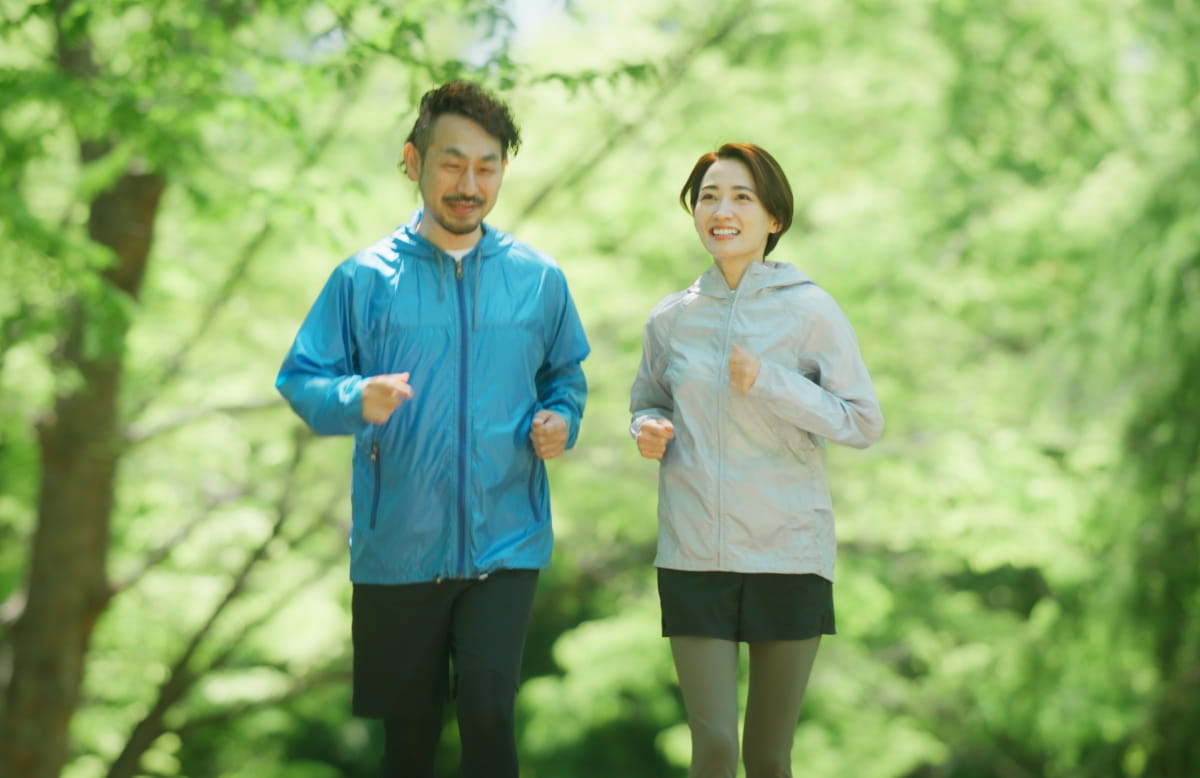 middle世代の男女がランニングしている写真